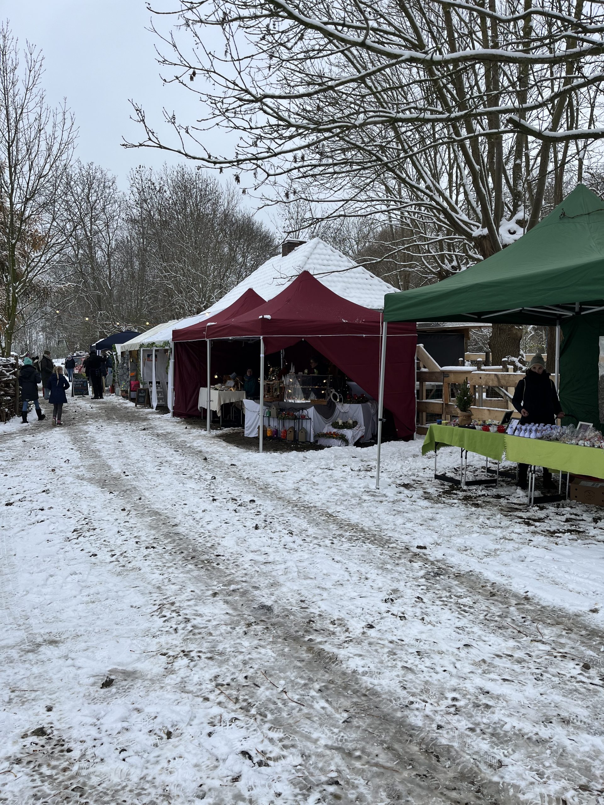 Kreative Marktstände und stimmungsvolle Atmosphäre